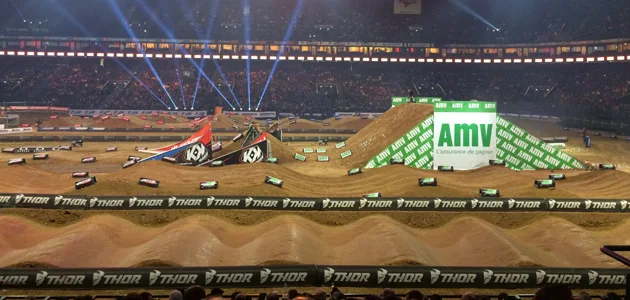 Un backflip à deux sur une moto !